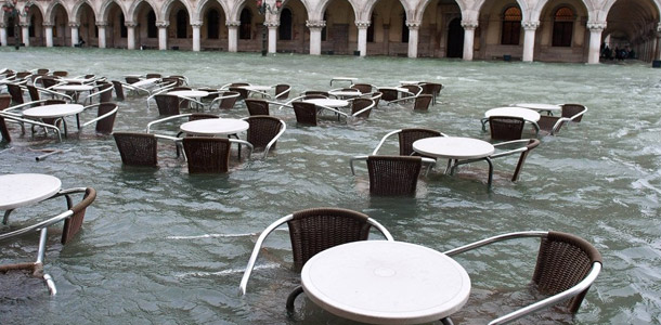 Welche Italienische Stadt ist ständig von Hochwasser bedroht?