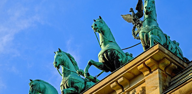 Welche deutsche Sehenswürdigket wird durch diese Quadriga geziert?