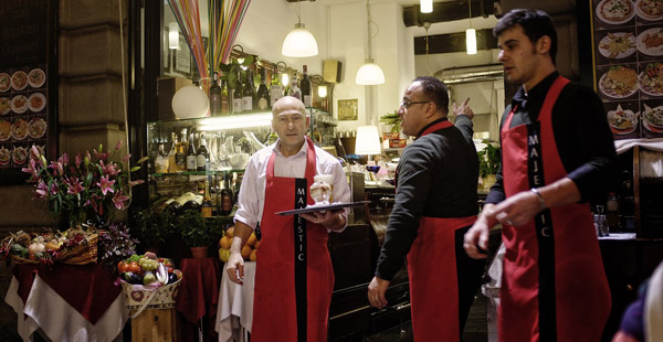 Die Herren im Cafe heißen wie?