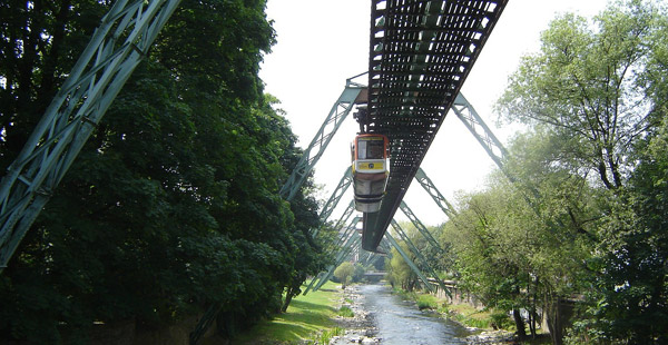 Das Wahrzeichen welcher Stadt ist eine Schwebebahn (Hochbahn)?