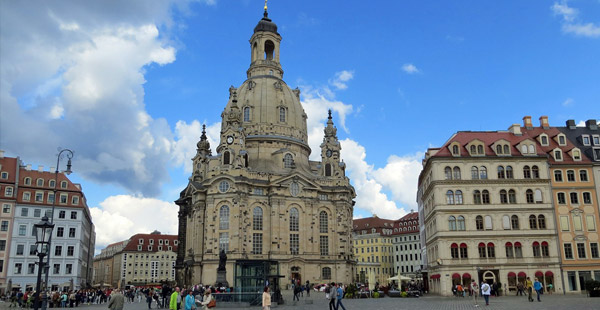 Wie ordnet man den Nachbau der Dresdner Frauenkirche ein?