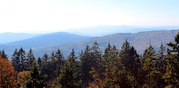 Der Taunus ist ein Mittelgebirge mit dem Großen Feldberg als höchster Erhebung und liegt zwischen Rheinland-Pfalz und ...?