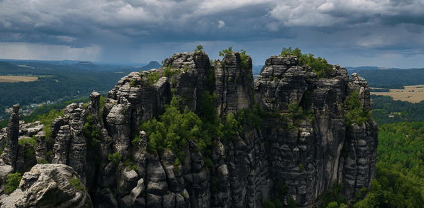 Das Elbsandsteingebirge ist ein vorwiegend aus Sandstein aufgebautes Mittelgebirge am Oberlauf der Elbe in ...?